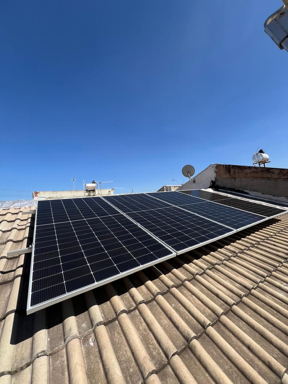 Imagem do projeto 0, com vista superior mostrando painéis solares.