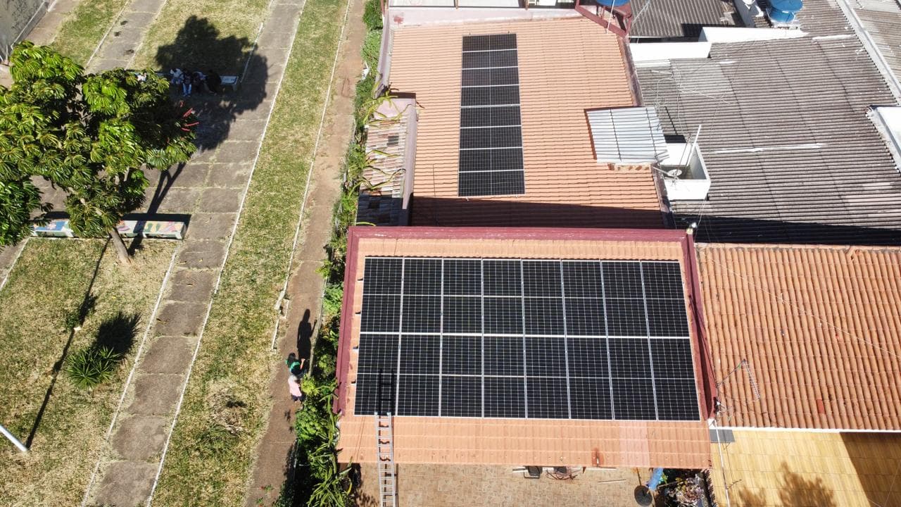 Imagem do projeto 8, com vista superior mostrando painéis solares.