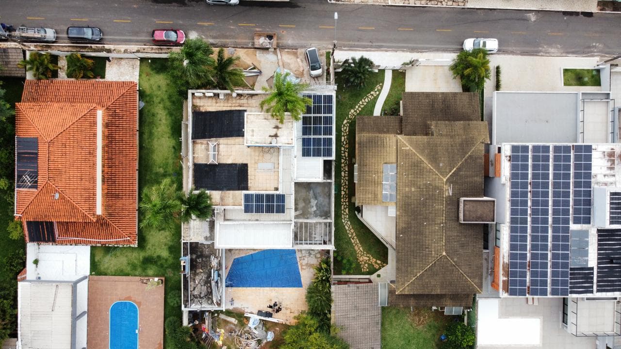 Imagem do projeto 10, com vista superior mostrando painéis solares.