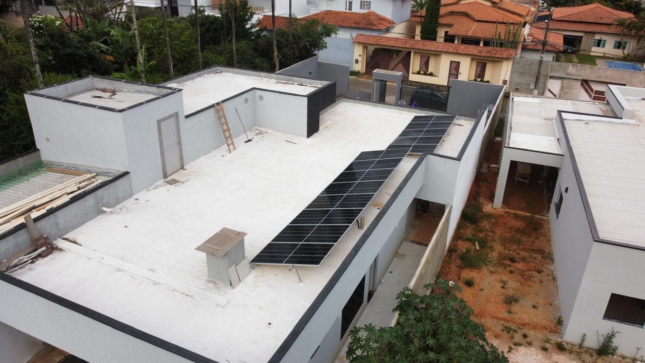 Imagem do projeto 11, com vista superior mostrando painéis solares.