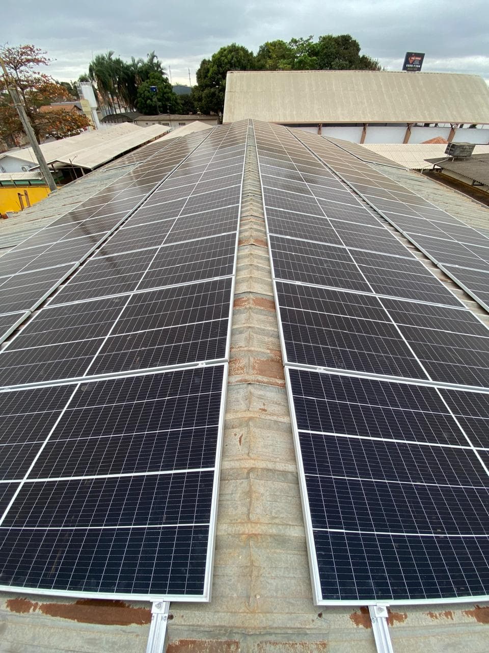 Imagem do projeto 12, com vista superior mostrando painéis solares.