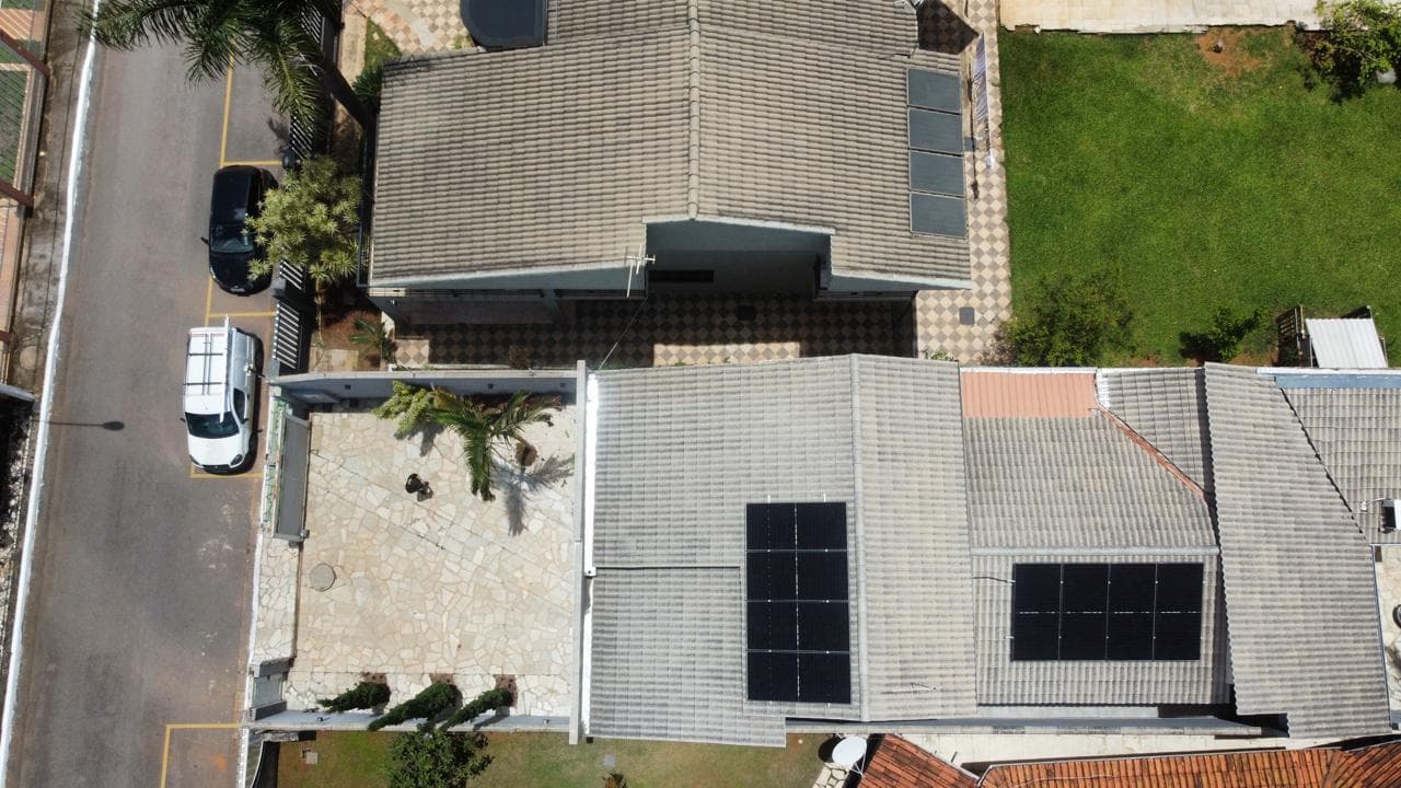 Imagem do projeto 1, com vista superior mostrando painéis solares.