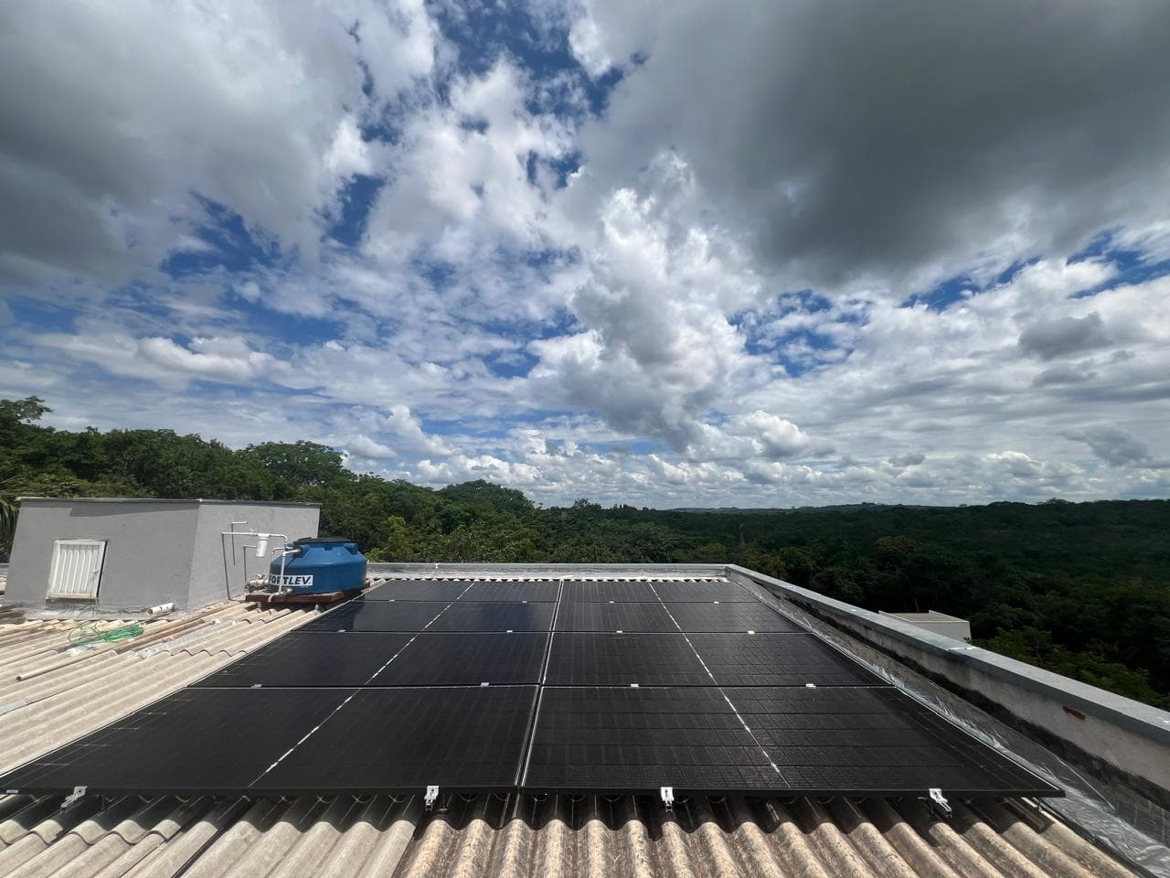 Imagem do projeto 3, com vista superior mostrando painéis solares.