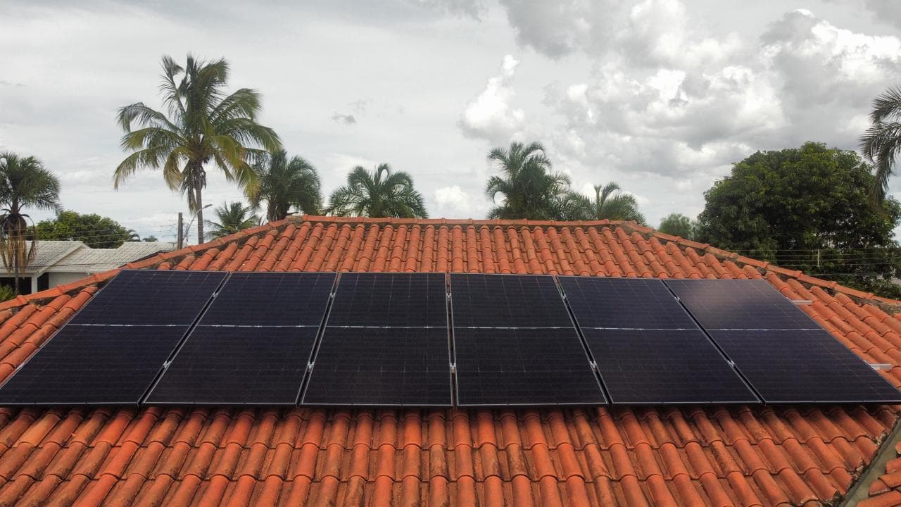 Imagem do projeto 4, com vista superior mostrando painéis solares.