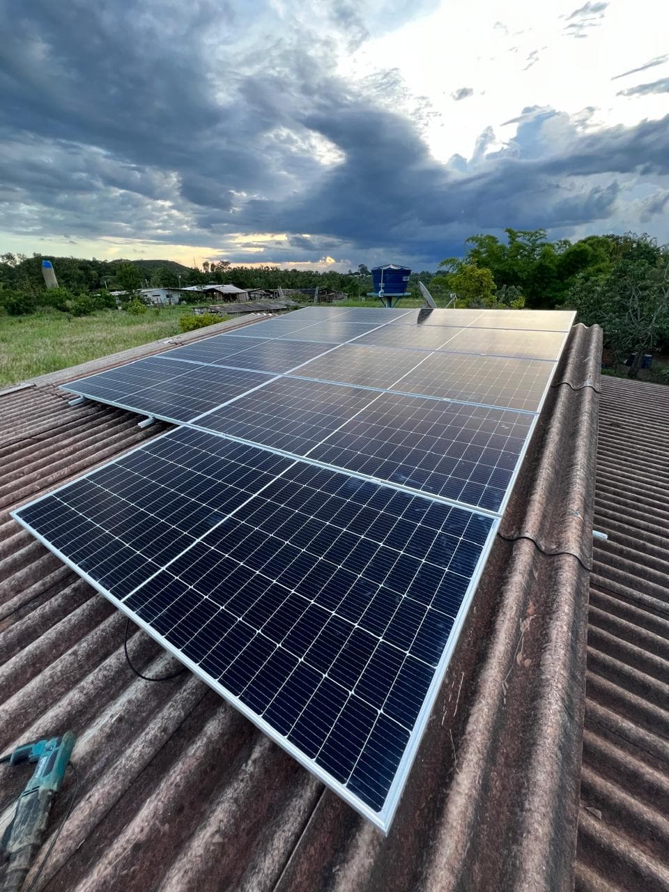 Imagem do projeto 5, com vista superior mostrando painéis solares.