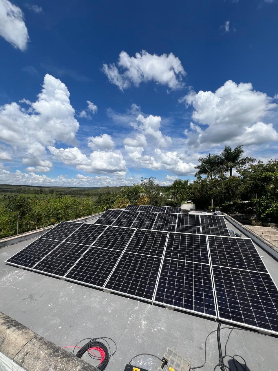 Imagem do projeto 6, com vista superior mostrando painéis solares.
