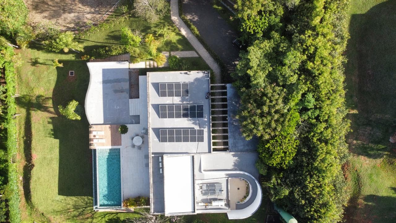Imagem do projeto 7, com vista superior mostrando painéis solares.